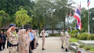 ร่วมเคารพธงชาติตามนโยบายของรัฐบาล เพื่อแสดงถึงความจงรักภักดีต่อสถาบันชาติ ศาสนา และพระมหากษัตริย์