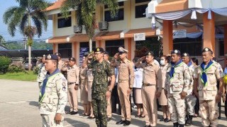 ร่วมเคารพธงชาติตามนโยบายของรัฐบาล เพื่อแสดงถึงความจงรักภักดีต่อสถาบันชาติ ศาสนา และพระมหากษัตริย์