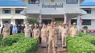 ร่วมกิจกรรมเข้าแถวเคารพธงชาติ เพื่อเป็นการแสดงความจงรักภักดี ต่อชาติ ศาสนา พระมหากษัตริย์