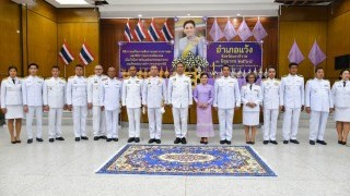 ร่วมพิธีถวายเครื่องราชสักการะ วางพานพุ่มทอง-พุ่มเงิน และพิธีจุดเทียนชัยถวายพระพรชัยมงคลสมเด็จพระทางเจ้าฯ พระบรมราชีนี