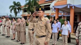 ร่วมเคารพธงชาติตามนโยบายของรัฐบาล เพื่อแสดงถึงความจงรักภักดีต่อสถาบันชาติ ศาสนา และพระมหากษัตริย์