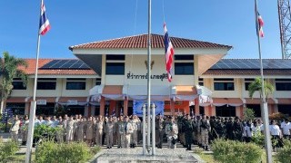 ร่วมเคารพธงชาติตามนโยบายของรัฐบาล เพื่อแสดงถึงความจงรักภักดีต่อสถาบันชาติ ศาสนา และพระมหากษัตริย์