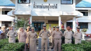 วมกิจกรรมเข้าแถวเคารพธงชาติ และร้องเพลงชาติไทย ทุกวันจันทร์ของสัปดาห์