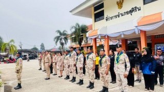 ร่วมเคารพธงชาติตามนโยบายของรัฐบาล เพื่อแสดงถึงความจงรักภักดีต่อสถาบันชาติ ศาสนา และพระมหากษัตริย์