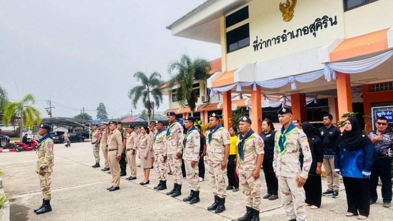 ร่วมเคารพธงชาติตามนโยบายของรัฐบาล เพื่อแสดงถึงความจงรักภักดีต่อสถาบันชาติ ศาสนา และพระมหากษัตริย์