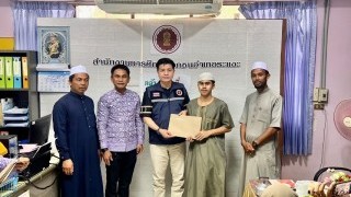 กิจกรรมมอบหนังสือรับรองสภาพโรงเรียนให้แก่นักเรียน