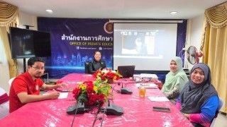 รประชุมซักซ้อมกระบวนการทำงานการจัดการศึกษาเอกชน ครั้งที่ 3/2569 ผ่านระบบการประชุมออนไลน์ (Zoom Meeting) โดยได้รับเกียรติจาก นายอัครนันท์ กัณณ์กิตตินันท์ รัฐมนตรีช่วยว่าการกระทรวงศึกษาธิการ เป็นประธานและมอบนโยบายการดำเนินงานด้านการจัดการศึกษาเอกชนแก่หน่วยงานในสังกัดทั่วประเทศ