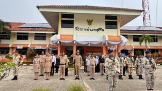 ร่วมเคารพธงชาติตามนโยบายของรัฐบาล เพื่อแสดงถึงความจงรักภักดีต่อสถาบันชาติ ศาสนา และพระมหากษัตริย์