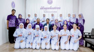 ผอ.สช.อ.เมืองนราธิวาส เป็นประธานในพิธีประดับเข็มผู้ช่วยการพยาบาล หลักสูตรการดูแลเด็กเล็กและผู้สูงอายุโรงเรียนนราการบริรักษ์