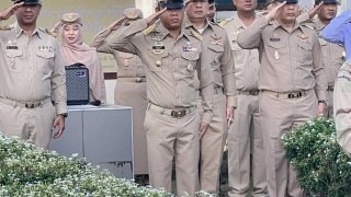 ร่วมกิจกรรมเข้าแถวเคารพธงชาติ และร้องเพลงชาติไทย ทุกวันจันทร์ของสัปดาห์