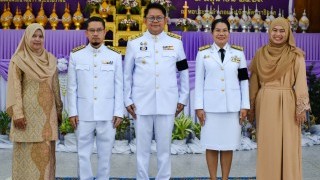 ร่วมพิธีลงนามถวายพระพรชัยมงคล เนื่องในโอกาสพระราชพิธีมหามงคล เฉลิมพระชนมพรรษา 4 รอบ สมเด็จพระนางเจ้าสุทิดา พัชรสุธาพิมลลักษณ พระบรมราชินี ณ หอประชุมที่ว่าการอำเภอแว้ง จังหวัดนราธิวาส
