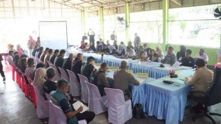 การประชุมจัดขึ้นเพื่อชี้แจงข้อราชการ ข้อสั่งการ และนโยบายสำคัญของรัฐบาลและจังหวัดนราธิวาส โดยมีการรับฟังพระบรมราโชวาทของพระบาทสมเด็จพระเจ้าอยู่หัว รัชกาลที่ 9 ติดตามการเตรียมการจัดงานวัฒนธรรมอำเภอแว้งและงานกิ่งกาชาดอำเภอแว้ง ประจำปี 2569 การขับเคลื่อนโครงการไทยช่วยไทย ลดภาระค่าครองชีพ การประชาสัมพันธ์โครงการสินเชื่อเพื่อช่วยเหลือเกษตรกร การรณรงค์ป้องกันและแก้ไขปัญหายาเสพติด ตลอดจนการเตรียมความพร้อมด้านการป้องกันและบรรเทาสาธารณภัยในช่วงฤดูฝน