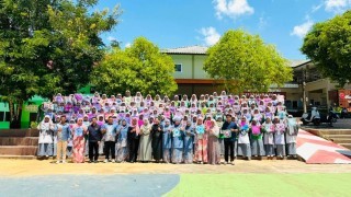 ส่งเสริมการมีส่วนร่วมเพื่อเยาวชน ชุมชนรอบสถานศึกษามีความเข้มแข็ง สามารถอยู่ร่วมกันในสังคมพหุวัฒนธรรมจังหวัดชายแดนภาคใต้อย่างยั่งยืน ภายใต้กิจกรรม ส่งเสริมการมีส่วนร่วมในการพัฒนาการศึกษาเอกชนในสังคมพหุวัฒนธรรมโดยใช้โรงเรียนเป็นฐานการพัฒนา กิจกรรมย่อย “เส้นสายลายศิลป์ ภูษาถิ่นแดนใต้” ณ โรงเรียนศึกษาศาสตร์อิสลาม