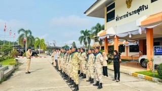ร่วมเคารพธงชาติตามนโยบายของรัฐบาล เพื่อแสดงถึงความจงรักภักดีต่อสถาบันชาติ ศาสนา และพระมหากษัตริย์