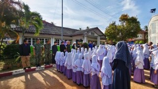 เข้าร่วมกิจกรรมเคารพธงชาติ และพบปะพูดคุยคณะครู นักเรียน