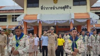 ร่วมเคารพธงชาติตามนโยบายของรัฐบาล เพื่อแสดงถึงความจงรักภักดีต่อสถาบันชาติ ศาสนา และพระมหากษัตริย์