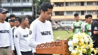 พิธีเปิดการแข่งขันฟุตบอล "กีฬาสันติสุข คัพ" ณ สนามกีฬาอำเภอแว้ง จังหวัดนราธิวาส โดยมี นายดุสิต คงสุข นายอำเภอแว้ง เป็นประธานในพิธีเปิด
