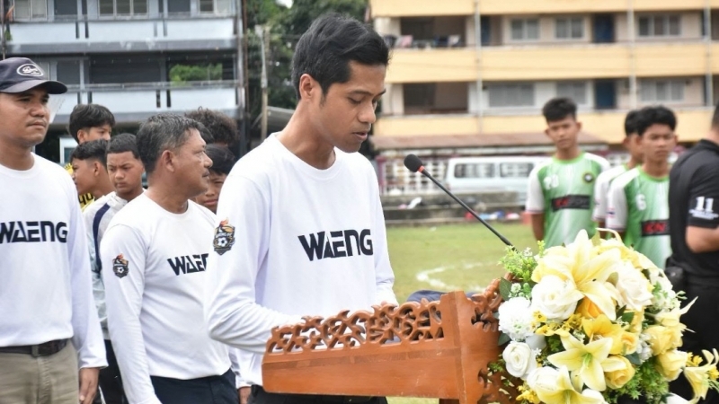 พิธีเปิดการแข่งขันฟุตบอล "กีฬาสันติสุข คัพ" ณ สนามกีฬาอำเภอแว้ง จังหวัดนราธิวาส โดยมี นายดุสิต คงสุข นายอำเภอแว้ง เป็นประธานในพิธีเปิด