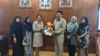 พบปะและแนะนำบุคลากรต่อ นายดุสิต คงสุข นายอำเภอแว้ง ณ ที่ว่าการอำเภอแว้ง จังหวัดนราธิวาส  เพื่อเสริมสร้างความร่วมมือในการขับเคลื่อนงานด้านการศึกษาให้เกิดประสิทธิภาพ และเป็นประโยชน์ต่อการพัฒนาคุณภาพการศึกษาของผู้เรียนในพื้นที่ต่อไป.