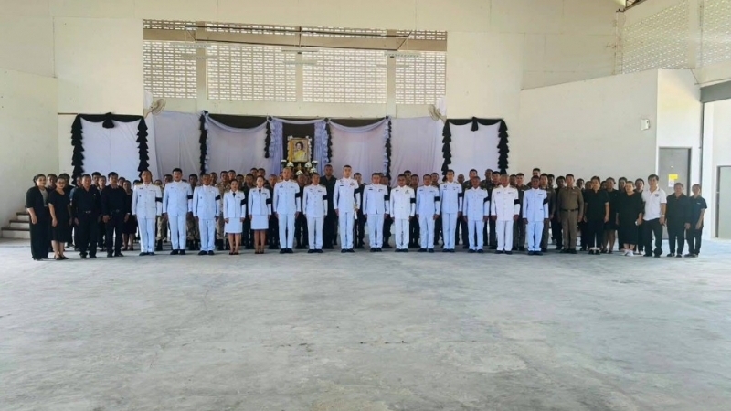 พิธีถวายน้ำสรงพระบรมศพสมเด็จพระนางเจ้าสิริกิติ์ พระบรมราชินีนาถ พระราชชนนีพันปีหลวง เบื้องหน้าพระฉายาลักษณ์