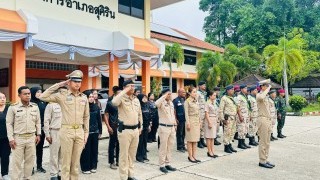 ร่วมเคารพธงชาติตามนโยบายของรัฐบาล เพื่อแสดงถึงความจงรักภักดีต่อสถาบันชาติ ศาสนา และพระมหากษัตริย์