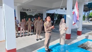 เข้าร่วมกิจกรรมเคารพธงชาติทุกวันจันทร์ ณ ที่ว่าการอำเภอแว้ง จังหวัดนราธิวาส  การจัดกิจกรรมดังกล่าวมีวัตถุประสงค์เพื่อปลูกฝังจิตสำนึกในคุณค่าของ “ชาติ ศาสนา พระมหากษัตริย์” เสริมสร้างความสามัคคี ความปรองดอง และความภาคภูมิใจในความเป็นชาติไทย พร้อมทั้งเป็นโอกาสในการพบปะ รับฟังข้อราชการ ข้อสั่งการ และภารกิจสำคัญต่าง ๆ ในรอบสัปดาห์ เพื่อรับทราบและถือปฏิบัติให้เป็นไปในทิศทางเดียวกัน