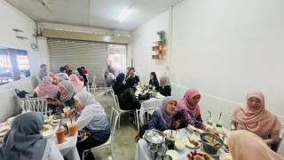 จัดงานเลี้ยงอาหารเพื่อแสดงความขอบคุณแก่โรงเรียนดารุสสลาม โรงเรียนมูลนิธิโรงเรียนเจริญศึกษา และโรงเรียนแหลมทองวิทยา