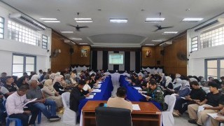 ประชุมคณะกรรมการบริหารงานอำเภอแบบบูรณาการ (ก.บ.อ.) เพื่อพิจารณาและทานรายชื่อผู้มาลงทะเบียนตามบัญชีรายชื่อของทุกหมู่บ้าน ภายใต้โครงการลงทะเบียนสวัสดิการแห่งรั