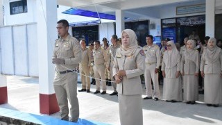 ร่วมกิจกรรมเคารพธงชาติทุกวันจันทร์ เพื่อเป็นการสำนึกคุณ “ชาติ ศาสน์ กษัตริย์” อีกทั้งเพื่อสร้างความสามัคคี ปรองดอง และเคารพในความเป็นชาติไทย โดยมีนายดุสิต คงสุข นายอำเภอแว้ง พบปะแจ้งข้อราชการข้อสั่งการและประชาสัมพันธ์ภารกิจสำคัญๆ ในรอบสัปดาห์ให้ส่วนราชการรับทราบและถือปฏิบัติ